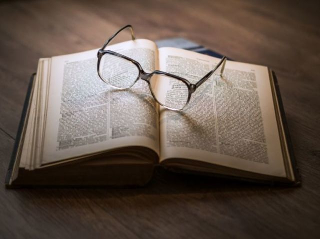 Será que você consegue ir bem nesse teste de curiosidade sobre livros?