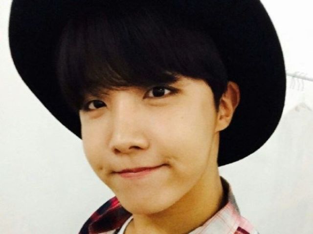 J-HOPEEEEE TODO LINDAO COM ESSA COVINHA E ESSE ROSTO LINDOOO