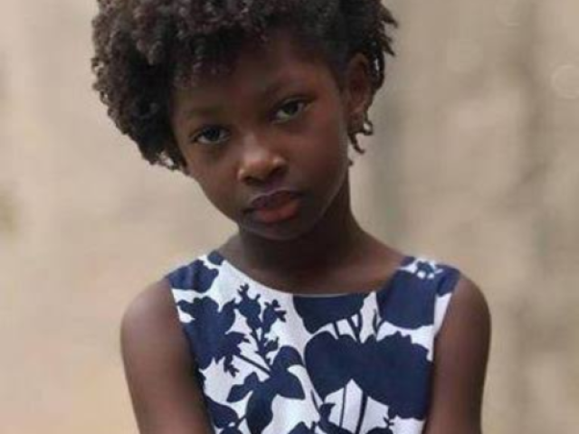 Kiiamba, foi abandonada aos 2 anos, em uma caçamba de lixo. Hoje tem 9 anos. Ela é de Angola, um país da África.