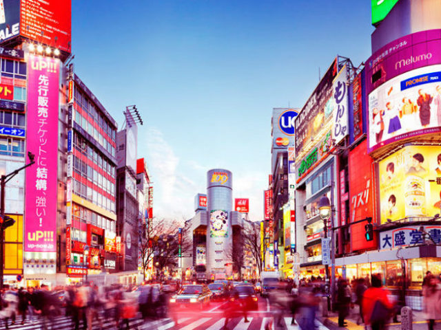 Tóquio, Japão! É um lugar moderno, com muitas coisas interessantes para fazer, e uma culinária diversificada!