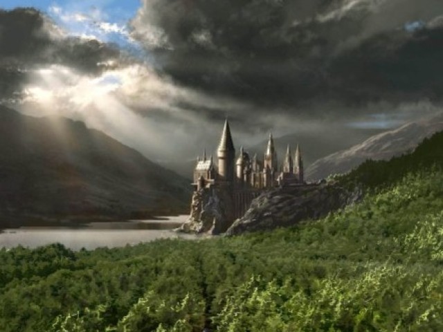 Passear pelos cantos de Hogwarts.