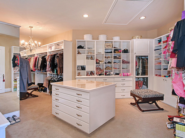 Um closet.