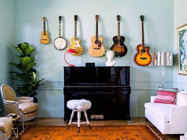 Um quarto para instrumentos musicais.