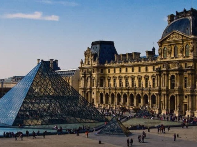 Paris, quero muito ir no Museu do Louvre e conhecer de pertinho as obras e sentir o aroma histórico.