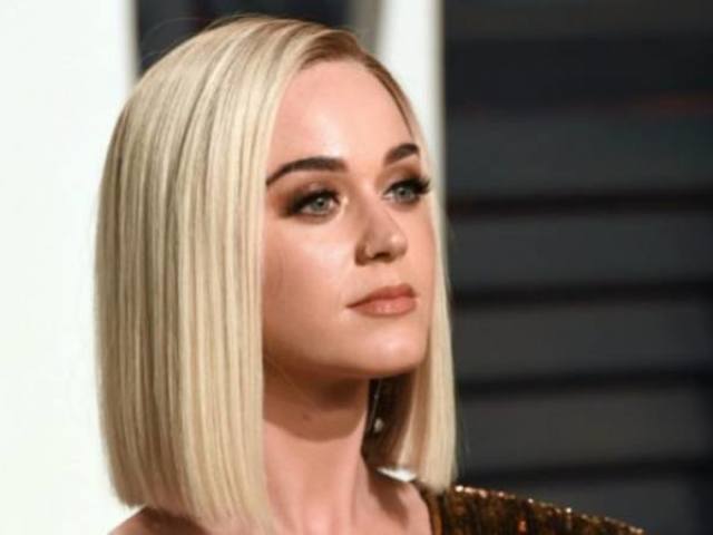 Parabéns sua amiga seria a katy Perry