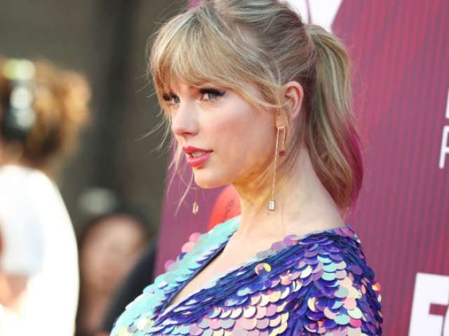 Parabéns sua amiga seria a Taylor Swift