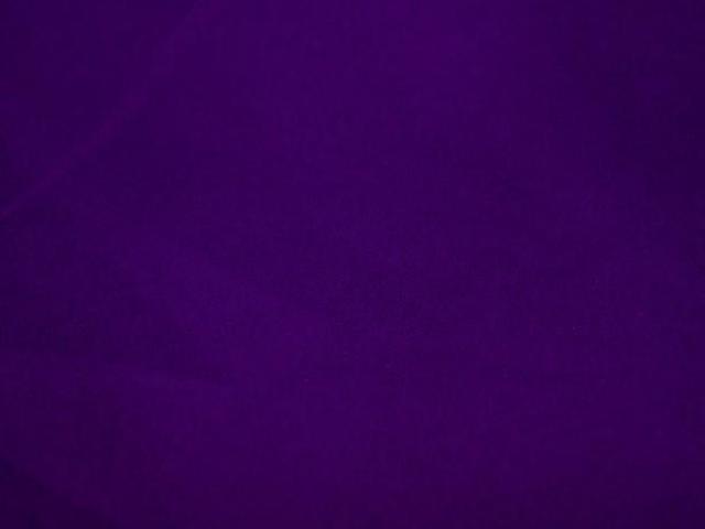 Roxo.