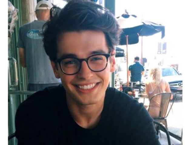 Um nerd sorridente
Lindo