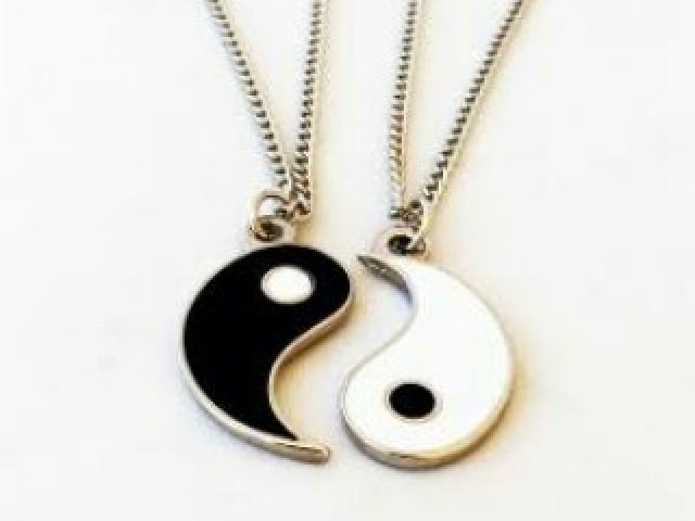 Um par de colares Yin-yang