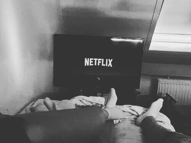 ficar em casa vendo netflix