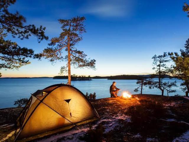 Um acampamento junto com um lual , perfeito