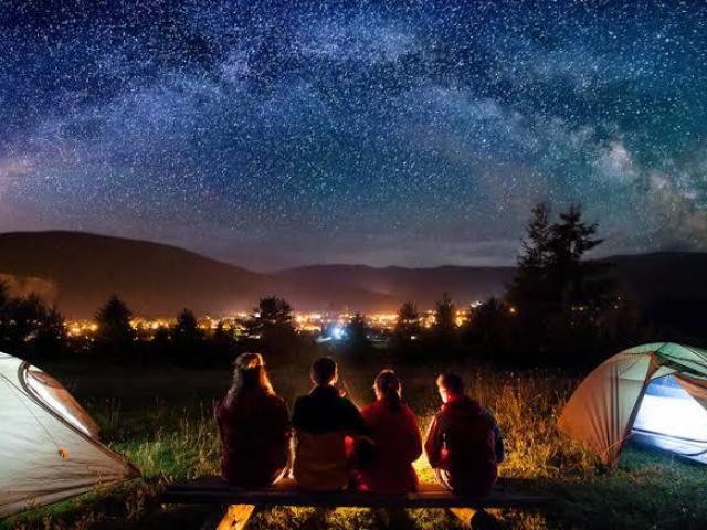 Um acampamento bom para ir com os amigos e observar as estrelas , perfeito