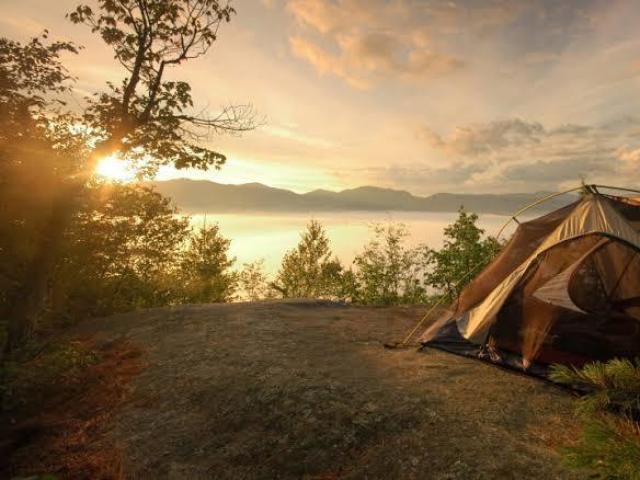 Um acampamento fofo e bonito , perfeito