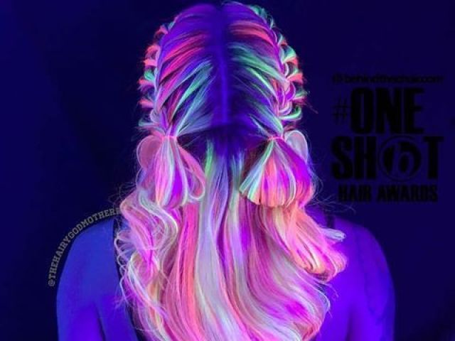 Cabelo neon! Tá poderosa, ein!