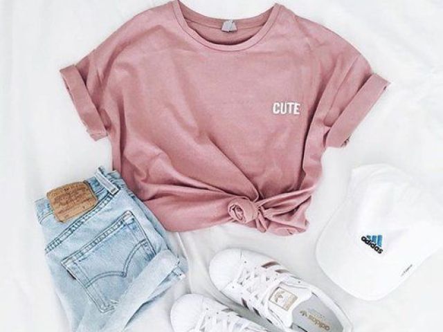 blusa rosa, tenis, shortinho e bone