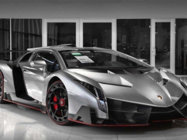CARRO ABSURDAMENTE LUXUOSO