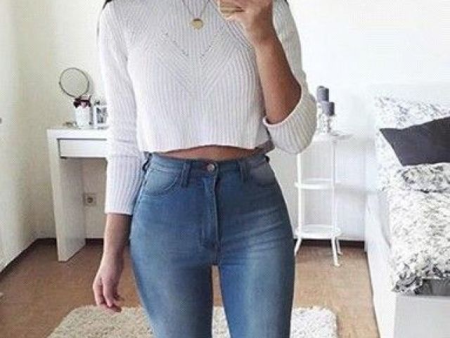 blusinha,calça jeans rasgada e tenis