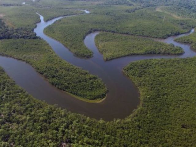 Rio Amazonas: recebe trabalho de todos os lados, acumula tudo e no fim sai procurando qualquer resultado que encaixe no problema.