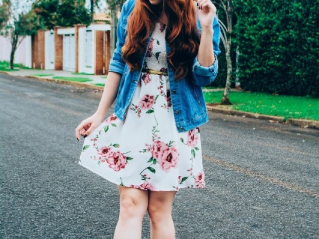 Vestido floral e jaqueta jeans