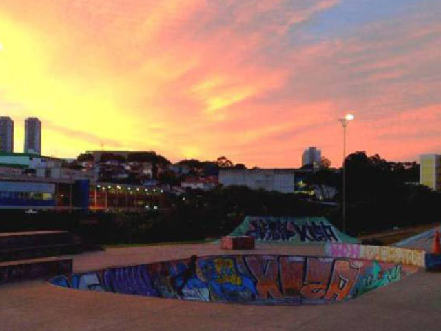 Pista de skate em um parque aberto