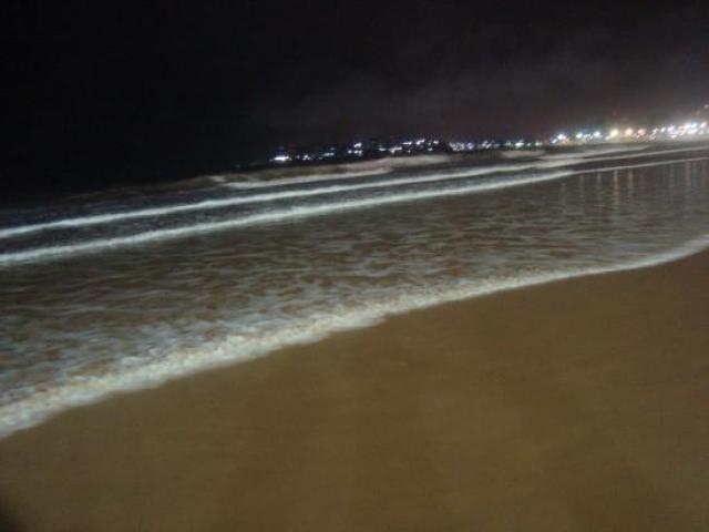 na praia