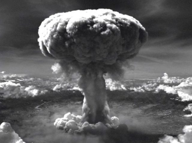 Uma bomba atômica sobre o Japão