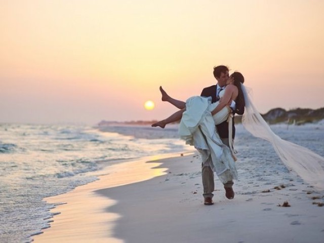 Casamento na praia! Muito romântico!