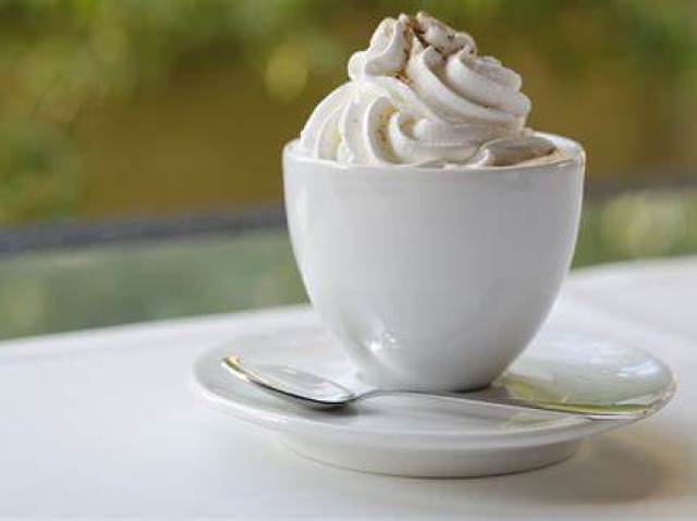 Café com chantilly.