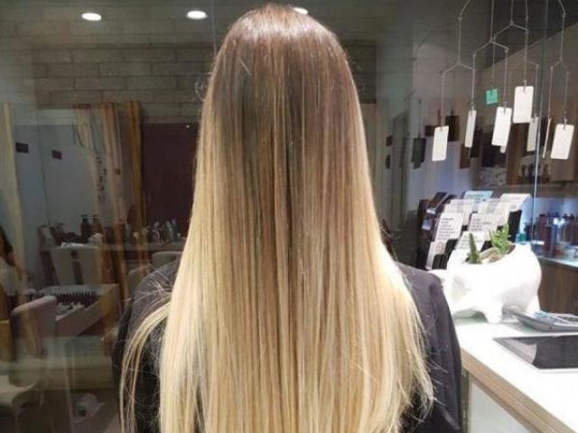 um cabelo loiro e liso.