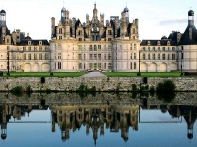 Castelo com lago enorme