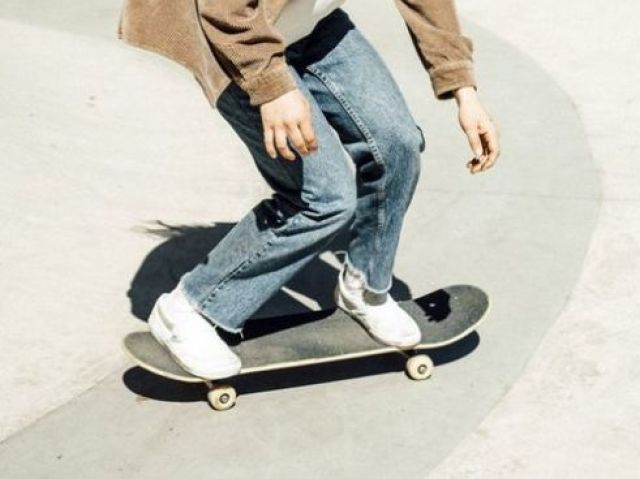 ir de skate: é um pouco mais lento que a bike, mas pode guardar no cacifo quando chegar na escola