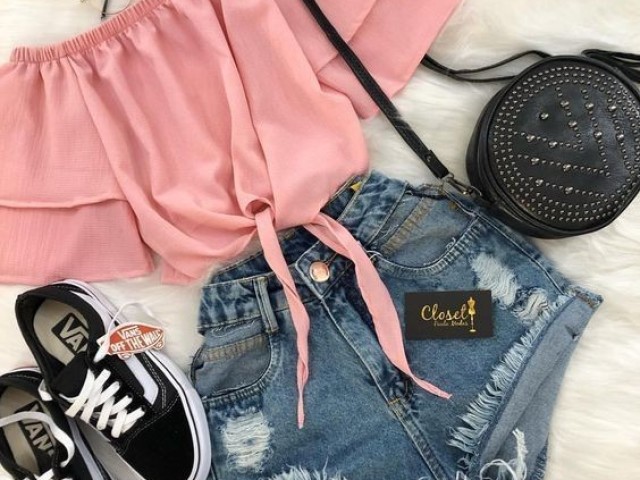 Um tênis com um lacinho bem fofo, o short bem despojado, uma bolsa para não ficar sem acessórios e a blusa rosa fazendo o visual ficar bem cute.