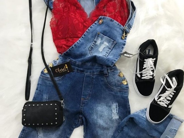 Uma jardineira jeans e para o clima natalino um top vermelho de rendas, o tênis pelo qual você não larga e a bolsa preta para combinar com o vans.(Wow, so amazing!)