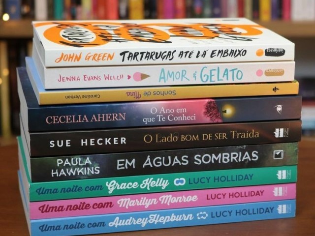 Lê alguns livros.