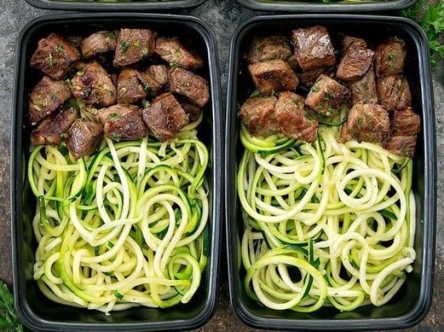 Carne , macarrão e salada