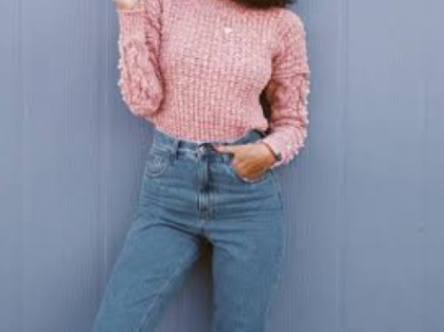 Uma blusa rosa simples e uma calça jeans.