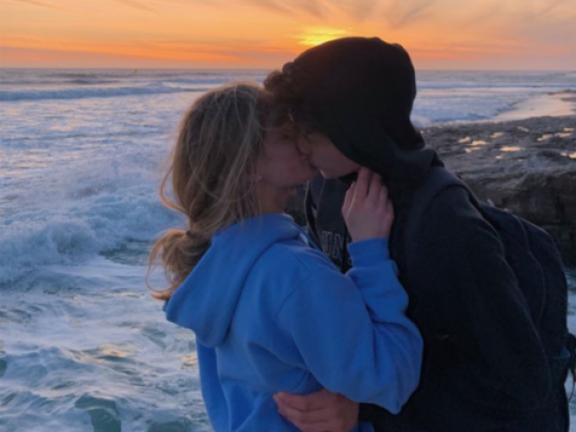 ↬ | Seriam como um casal de adolescentes.