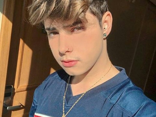 YouTuber,cantor,modelo,dj