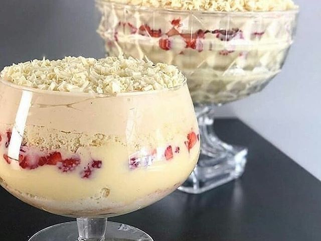 bolo de taca de chocolate branco e morangos