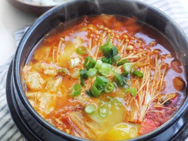 Kimchi jjigae