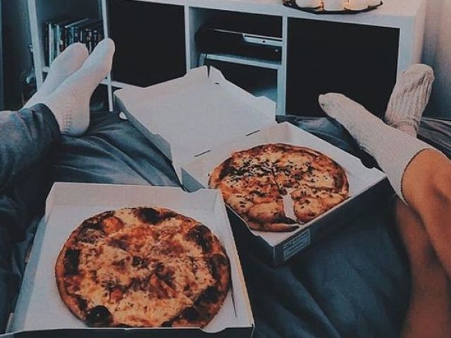 Comer pizza