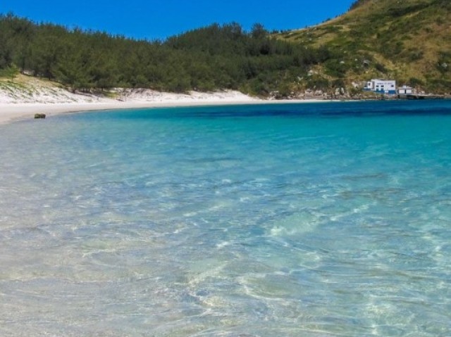 em uma praia totalmente deserta 