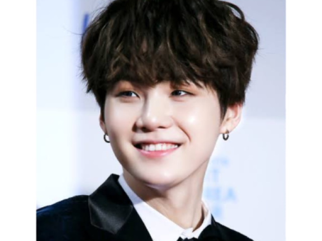 Yoongi parado conversando com a prima dele que era sua amiga( vai direto para o yoongi que estava com sua amiga e acena para tae)