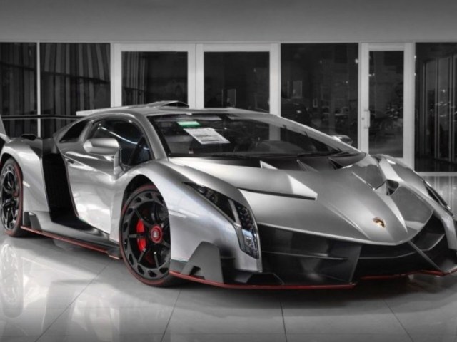 Levo ele em uma Lamborghini Veneno!