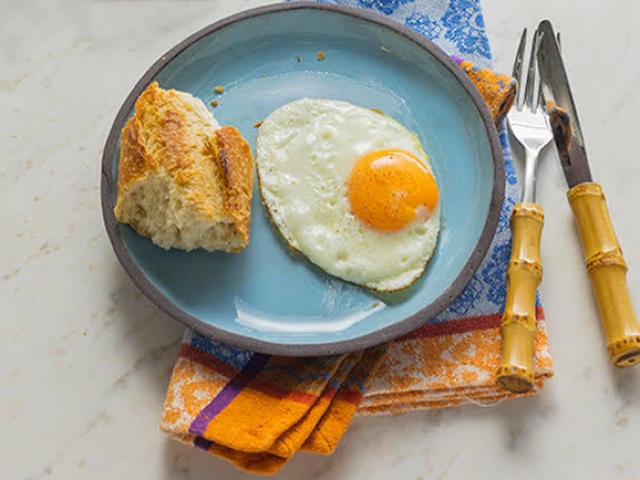 Você nao sabe cozinhar, então so frita um ovo e come com pão