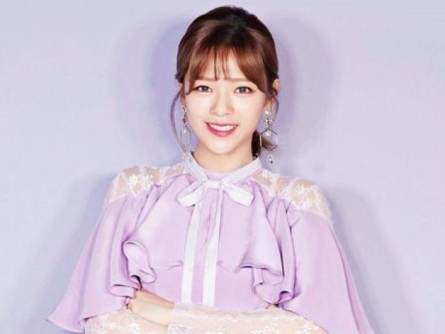 jeongyeon!! amo o estilo cabelo curto dela.