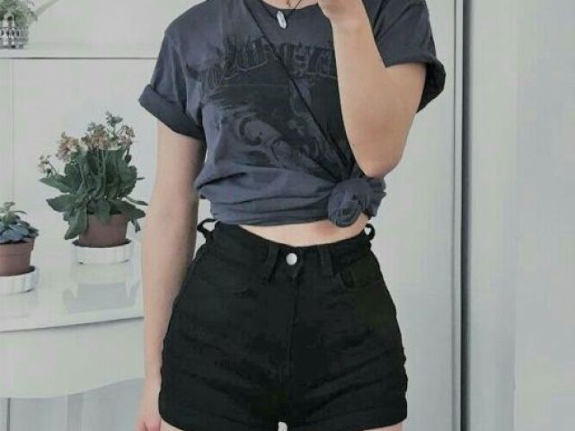 camisa amarrada e shorts