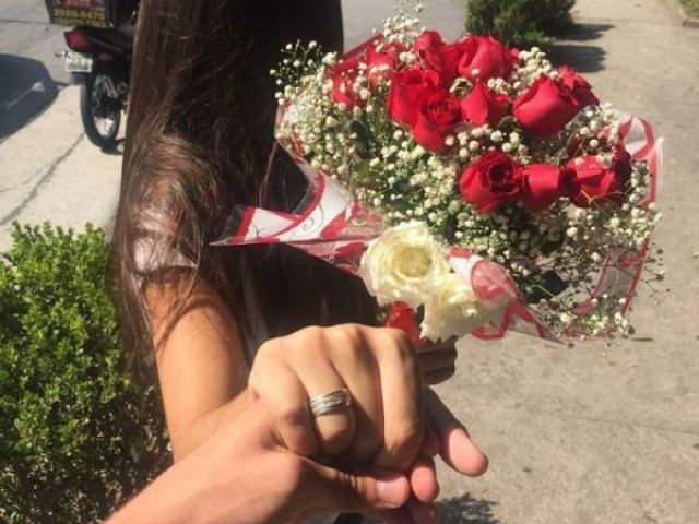 Meu crush estava com flores nas mãos... e disse: Meu amor vc é meu Norte, meu Sul, minha paz...Vc é tudo pra mim! Quer namorar cmg?