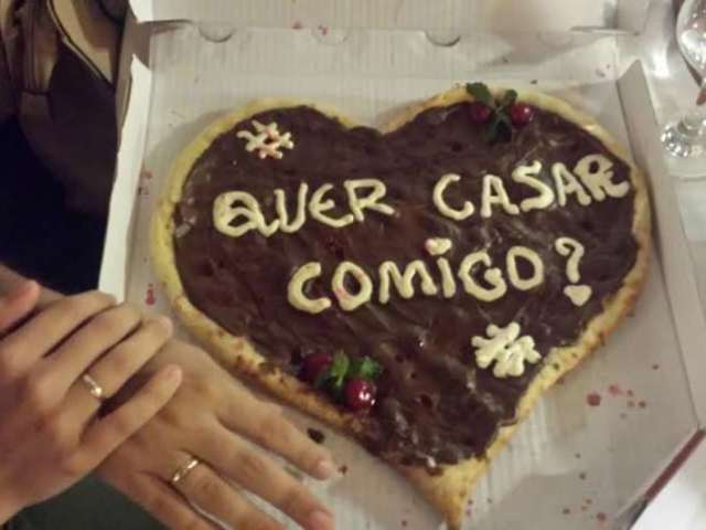 Vejo uma caixa de pizza no chão e estava escrito ''Abra'' então abro e vejo isto da imagem a cima. Ela sai de trás da cortina com uma aliança e diz; 'Dinheiro não compra felicidade mas paga nosso casamento, q é basicamente a msm coisa... quer casar cmg?