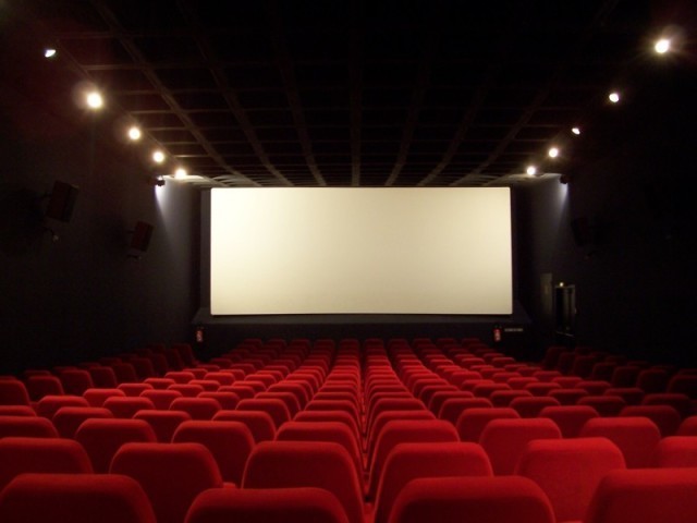 No cinema escurinho e romântico